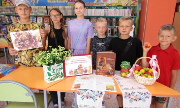 "Дружно величаем, три спаса отмечаем!"